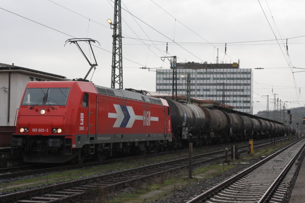 185 605 mit einem Kesselwagenzug in W�rzburg HBF am 12.12.2010