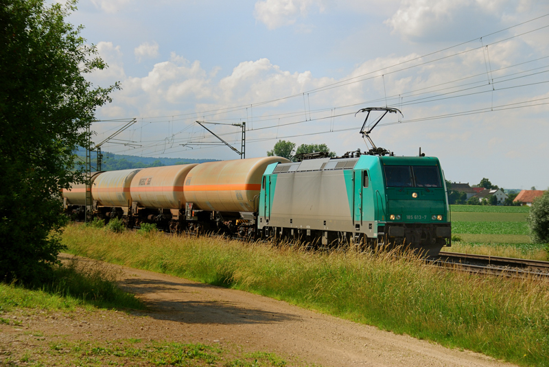 185 613-7, aufgenommen am 21.06.12, bei Treuchtlingen.