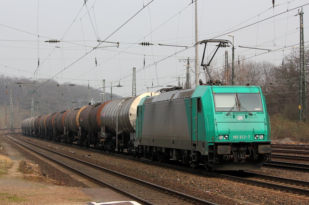 185 613-7 in K�ln West am 17.03.2012 / mal wieder ein Tf mit R�ntgenblick, der anscheinend durch ein runtergezogenes Rollo gucken kann und Spitzenlicht war wohl auch defekt ...... 