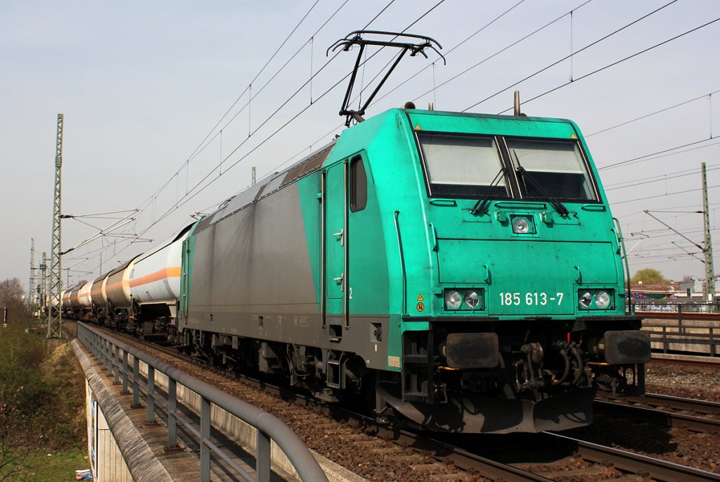 185 613-7 mit Gaskesselzug und einem  blind  fahrenden Tf in Porz Wahn am 27.03.2012