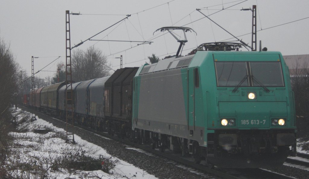 185 613 mit einem G�terzug in Limmer am 4.1.2011