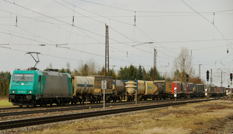 185 614-5, aufgenommen am 10.03.11, bei der Durchfahrt durch Gersthofen.