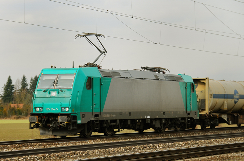 185 614-5, aufgenommen am 10.03.11, bei der Durchfahrt durch Gersthofen.