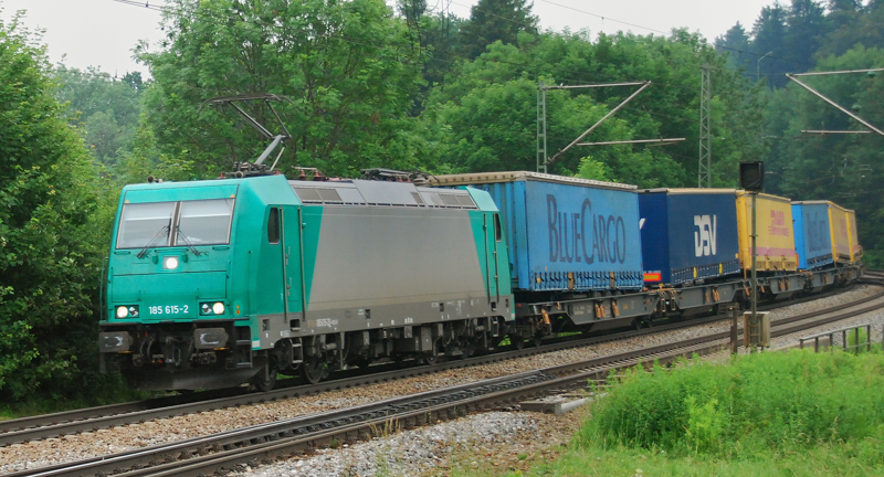 185 615-2, aufgenommen am 11.06.11, bei der Durchfahrt durch A�ling.