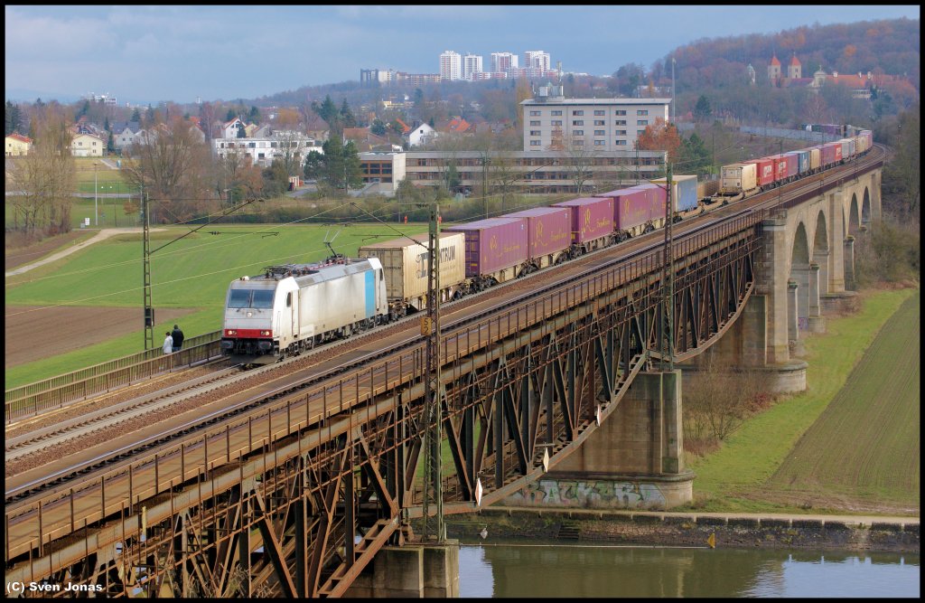 185 636-8 (RTB/Railpool) in Regensburg-Pr�fening am 5.12.2012. 