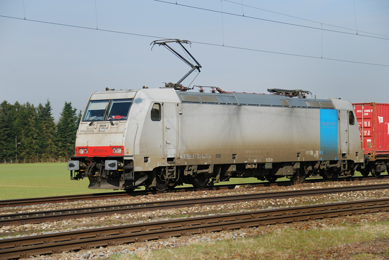 185 638-4, aufgenommen am 24.03.11, bei der Durchfahrt durch Gersthofen.