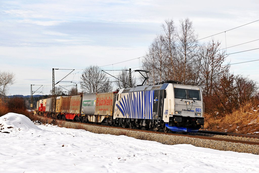 185 661 von Lokomotion auf dem Weg zum Brenner.
Bei Weiching legt sich die Lok mit ihrem Zug in die Kurve.
Aufgenommen am 04.02.2011.