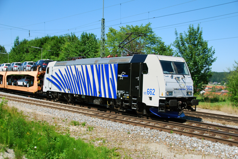185 662-4, aufgenommen am 28.06.11, bei der Durchfahrt durch A�ling.