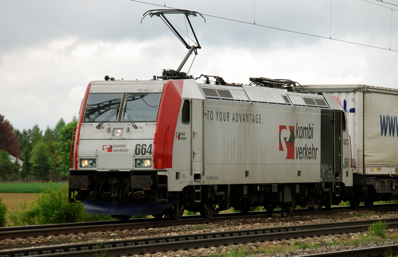 185 664-0, Kombi Verkehr, aufgenommen am 14.05.10, bei der Durchfahrt durch Gersthofen.