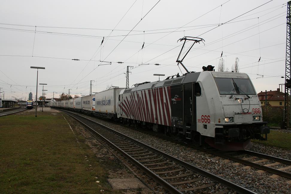 185 666 mit EKOL in Richtung Ulm in Augsburg-Oberhausen