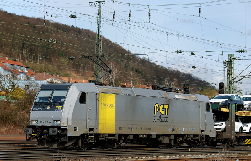 185 681-4, aufgenommen am 31.03.11, bei der Durchfahrt durch Treuchtlingen.