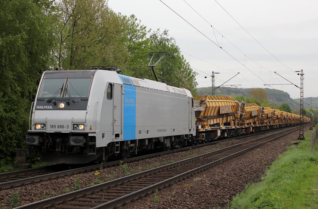 185 686-3 mit langem Spitzke Bauzug in Bonn Limperich am 30.04.2013 