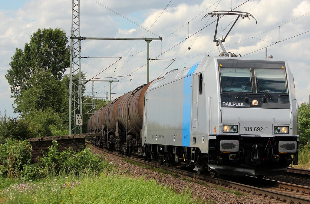 185 692-1 mit Kesselzug in Porz Wahn am 06.07.2011