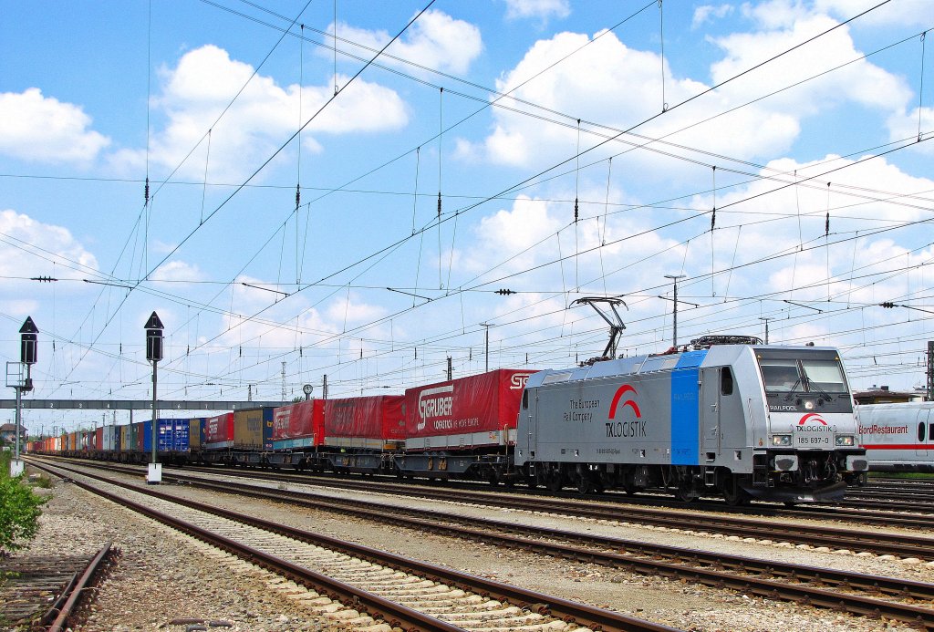 185 697 von TXL stand mit dem transped abfahrbereit 
in M�nchen Laim Rbf.
Aufgenommen am 25.06.2010.