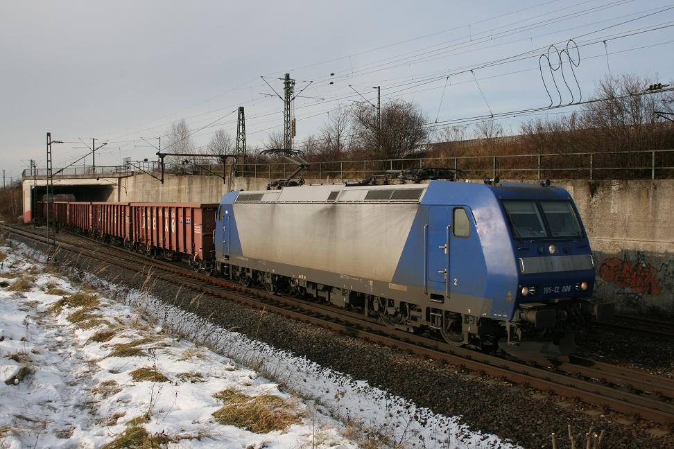 185 CL 008 mit Stahlzug in Waldtrudering in Richtung Rosenheim