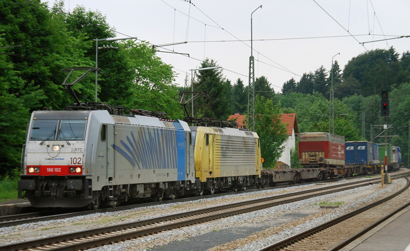 186 102-0, Railpool, + 189 901-2, RTC, aufgenommen am 11.06.11, bei der Durchfahrt durch A�ling.