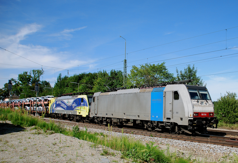186 104 + 189 912, aufgenommen am 04.08.11, bei der Durchfahrt durch A�ling.