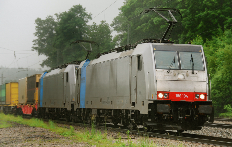 186 104-6 + 186 107-9, aufgenommen am 02.06.10, bei der Durchfahrt durch A�ling.