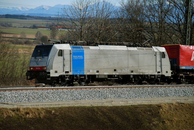 186 104-6, Railpool, aufgenommen am 27.02.10, bei der Durchfahrt durch A�ling, Strecke Rosenheim-M�nchen.