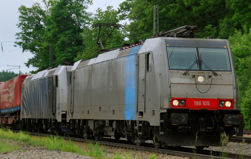 186 105 + 185 662, aufgenommen am 01.06.10, bei der Durchfahrt durch A�ling.