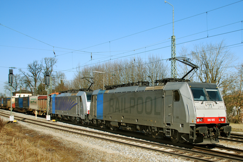 186 105-3, Railpool, + 186 102-0, aufgenommen am 16.03.12 in A�ling.