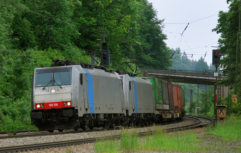 186 106-1 + 186 ...., aufgenommen am 01.06.10, bei der Durchfahrt durch A�ling.