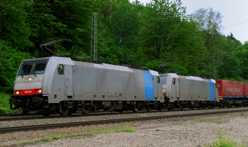 186 108-7 + 186 110-3, Railpool, aufgenommen am 01.06.10, bei der Durchfahrt durch A�ling.