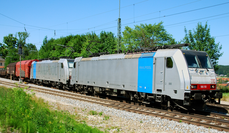186 110-3 + 186 105-3, aufgenommen am 28.06.11, bei der Durchfahrt durch A�ling.