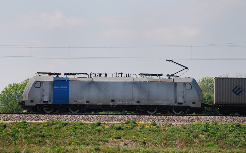 186 110-3, Railpool, aufgenommen am 04.05.11, kurz nach Burgau.