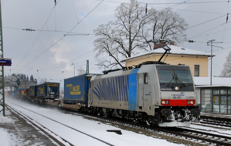 186 287-9, Railpool, aufgenommen am 20.02.13, in A�ling.