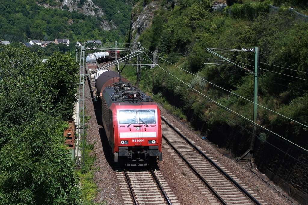 189 020-1 durcheilt Lorchhausen am 16.07.2010