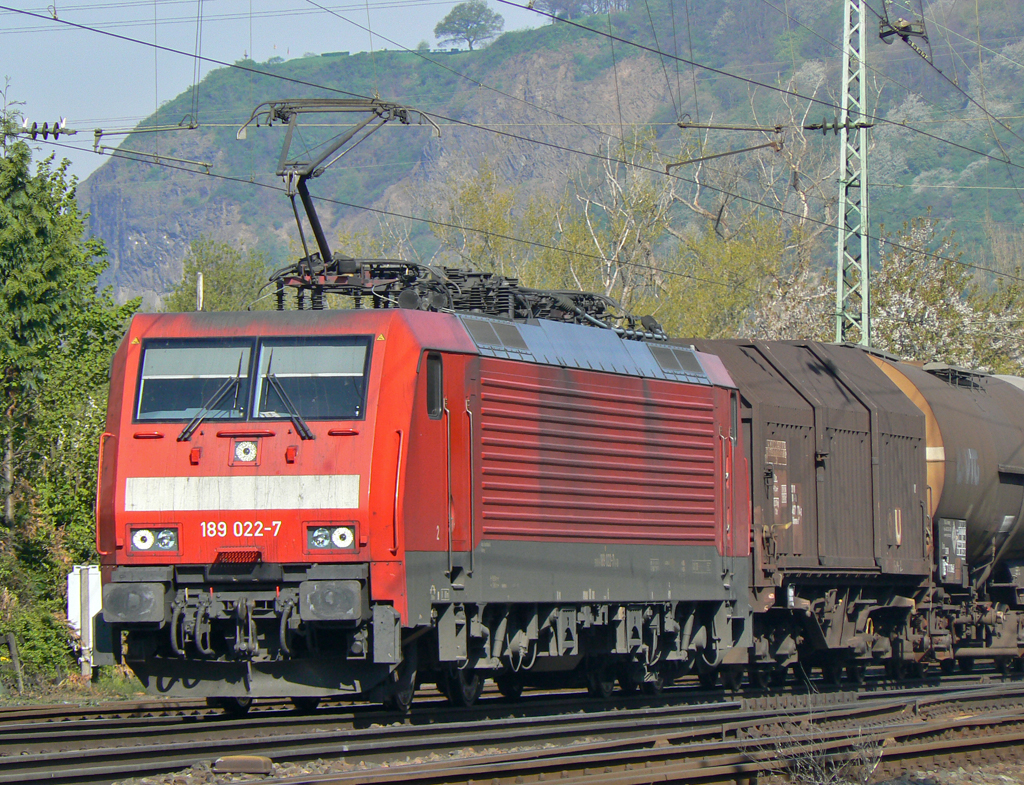 189 022-7 bei der Durchfahrt in Kinz am Rhein am 24.04.2010