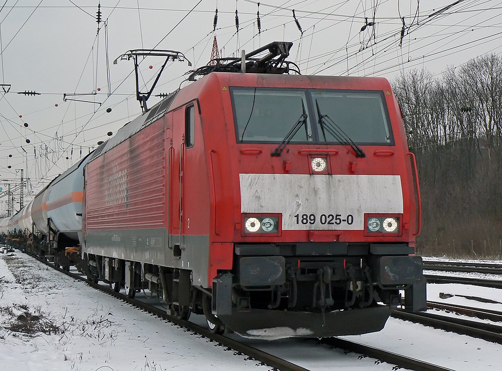 189 025-0 bei der Einfahrt in den Gbf. K�ln Gremberg am 12.01.2010