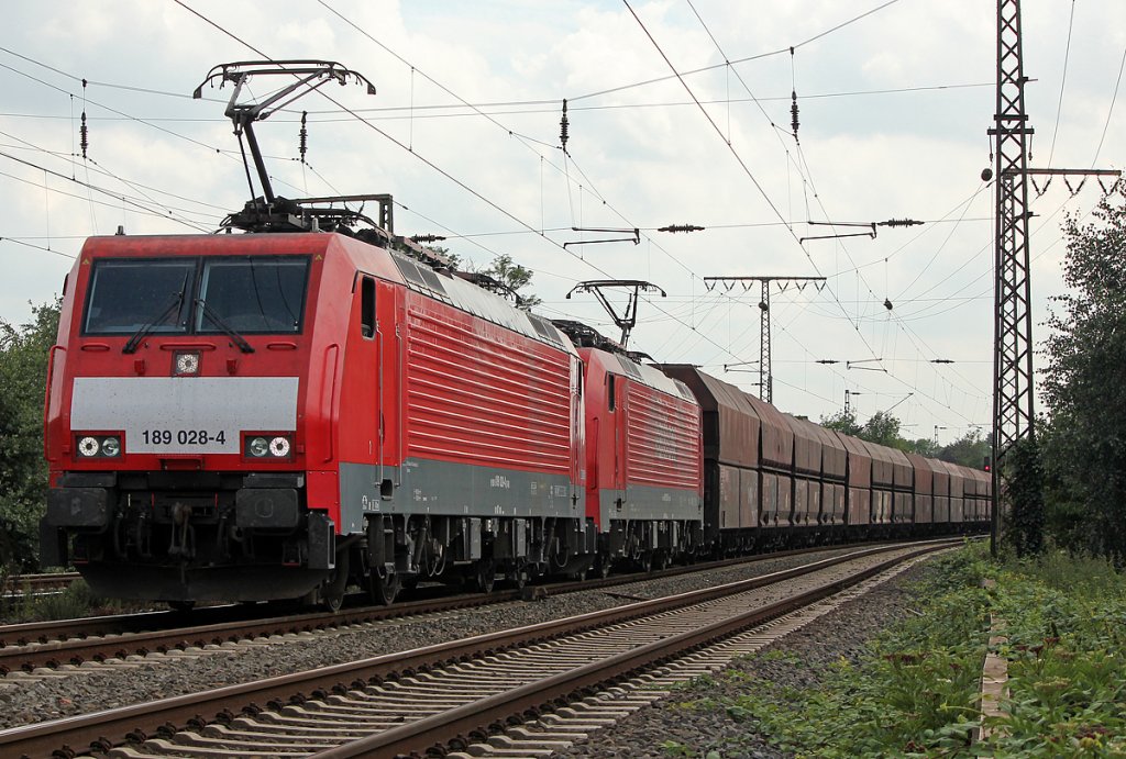 189 028-4 mit 189 023-5 in Duisburg Neudorf am 25.07.2011
