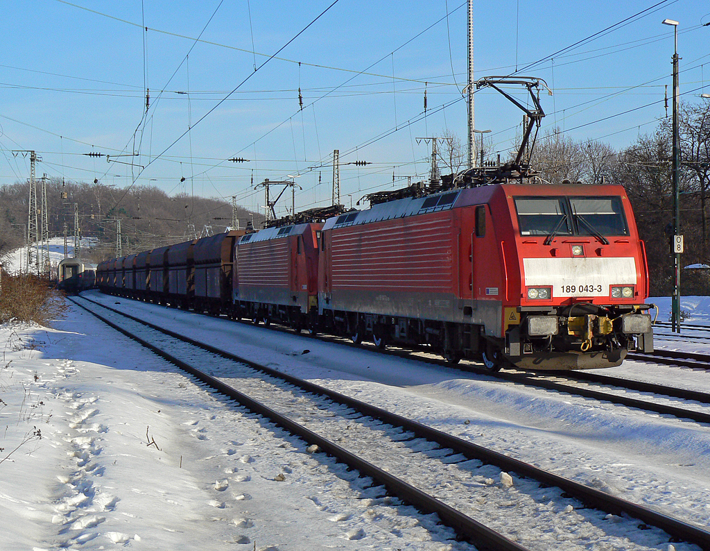 189 043-3 mit Schwestermaschine und Erzzug in K�ln West am 30.12.2010