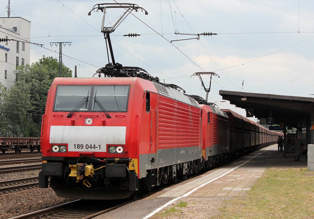189 044-1 und 189 xxx-x am Erzzug �bers Personengleis in K�ln West am 16.07.2011