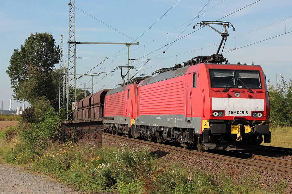 189 045-8 mit 189 xxx-x in Porz Wahn am 29.09.2011