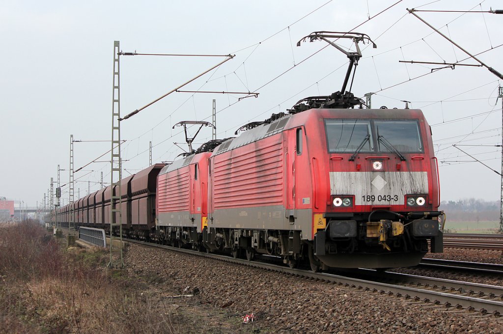 189 049-3 mit Schwestermaschine und Erzzug kurz vor Porz Wahn am 25.02.2011