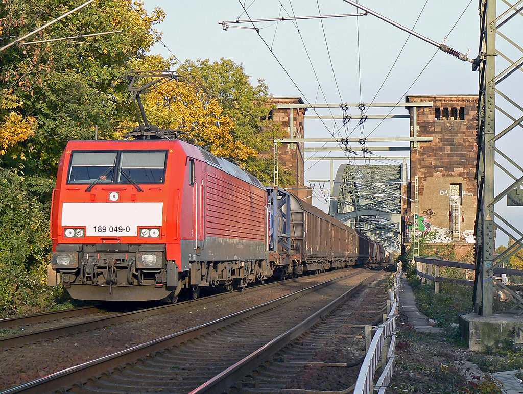 189 049-4 kommt von der K�lner S�dbr�cke am 28.10.2010