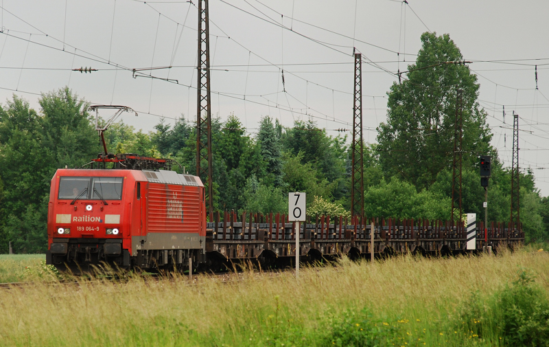 189 064-9, mit einem kurzen Schwerlastg�terzug am Haken, aufgenommen am 10.06.10, bei der Durchfahrt durch Gersthofen.