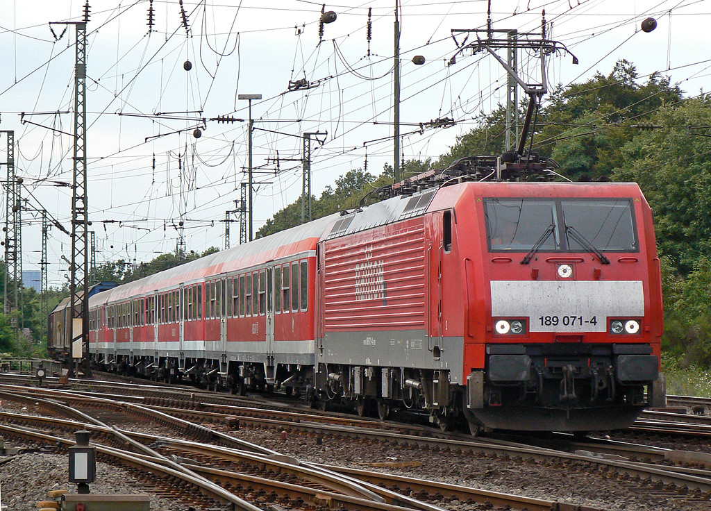 189 071-4 mit interessanter Zugzusammenstellung bei der Einfahrt in Gremberg am 10.08.2010 , Gru� an den Tf ,  meep, meep !!  ;-) 