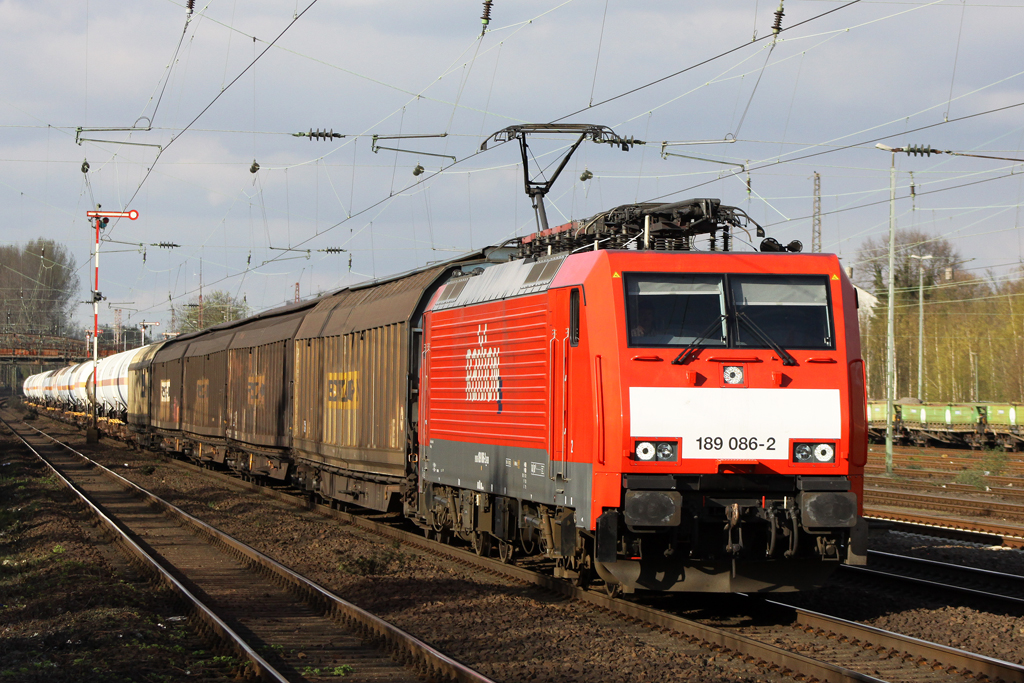 189 086-2 bei der Durchfahrt in D�sseldorf Rath am 10.04.10 im sch�nsten Abendlicht. 
