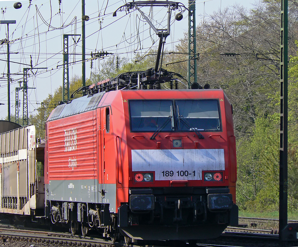 189 100-1 in Gremberg am 22.04.2010 mit einem  sehr freundlich  aufgelegten Tf. , rote Lampen vorne und Stinkefinger sind nicht die feine englische Art, und glaub ich auch nicht in den Statuten der DB festgelegt