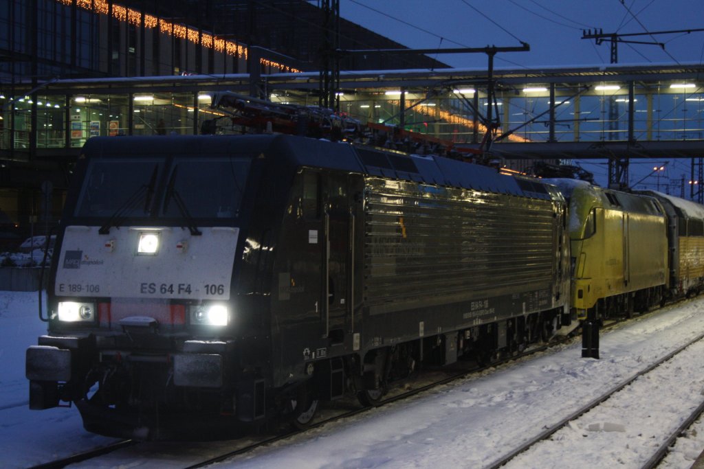 189 106 + ES 64 U2 070 am 11.12.2010 im Bahnhof von Regensburg