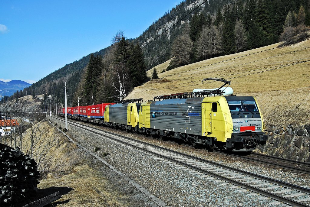 189 903 + 189 931 LM / RTC ziehen den aus M�nchen kommenden Winnerzug zum Brenner.
Aufgenommen am 19.02.2011 in Wolf.