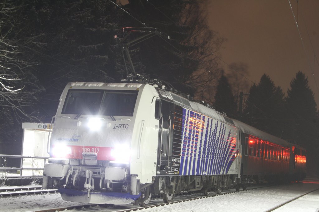 189 917 von Lokomotion mit einem Sonderzug zur Weinachtsfeier von Lokomotion im Bahnhof Gro�hesslohe Isatalbahnhof. Am 09.12.2010