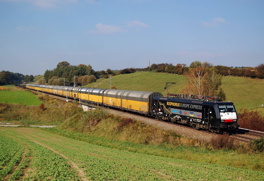 189 932 mit dem Altmannzug durch Fahrenbach bei Pfaffenhofen.
Augenommen am 13.10.2010
