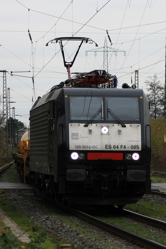 189 985/ ES 64 F4-085 kommt mit einem gemischten G�terzug am 17.11.2010 durch Ratingen Lintorf