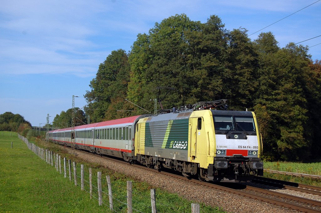 189 993 NF Cargo noch im damaligen EC Verkehr unterwegs.
Auch hier unterwegs zum Brenner, aufgenommen am 24.09.2010 in Vogl.