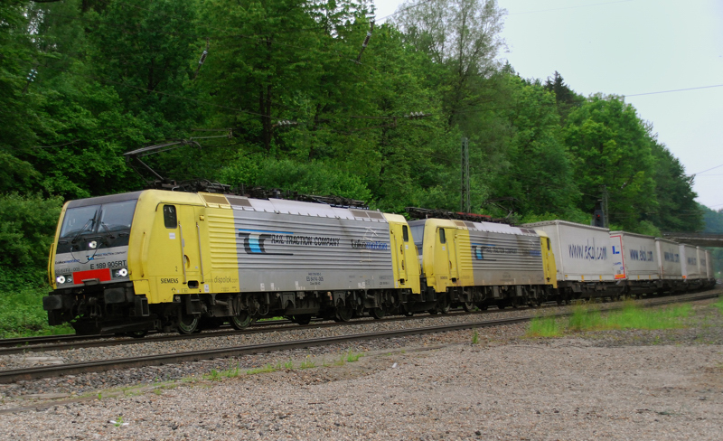 2 x Rail Traction Company vorgespannt. ES 64 F4-005 + ES 64 F4-003, aufgenommen am 01.06.10, bei der Durchfahrt durch A�ling.